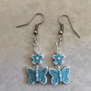 Ohrhänger mit Schmetterlingen + Blumen Blau-Weiß