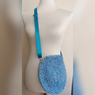 Gehäkelte, runde Umhängetasche Blau